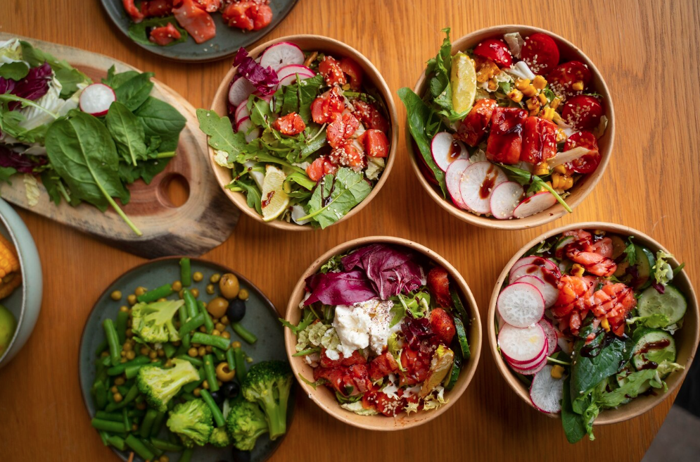 Forskellige salater anrettet i bowler.
