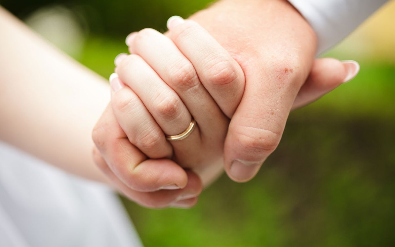 Hånd i hånd med ring på fingeren