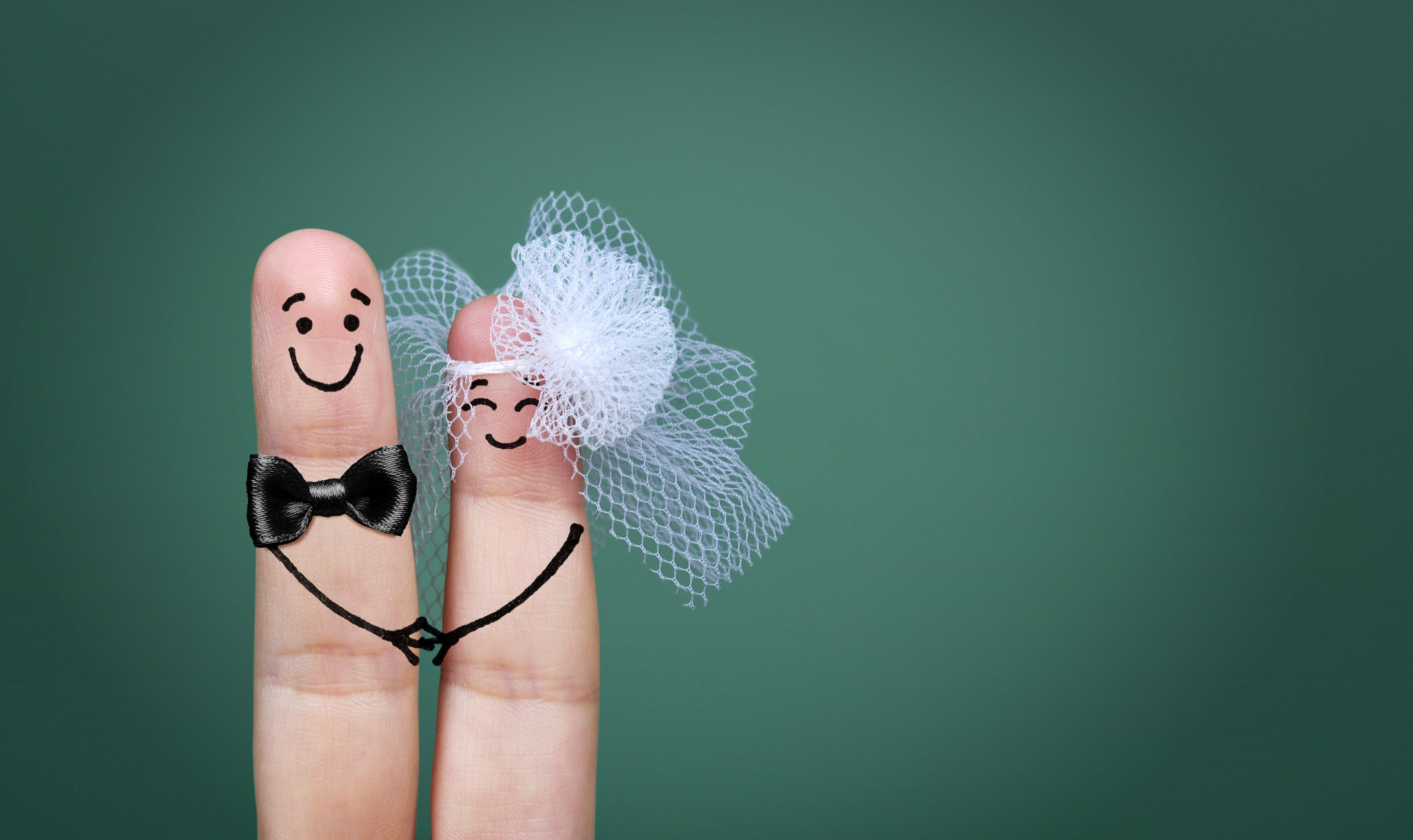 Billede af to fingre klædt som brudepar