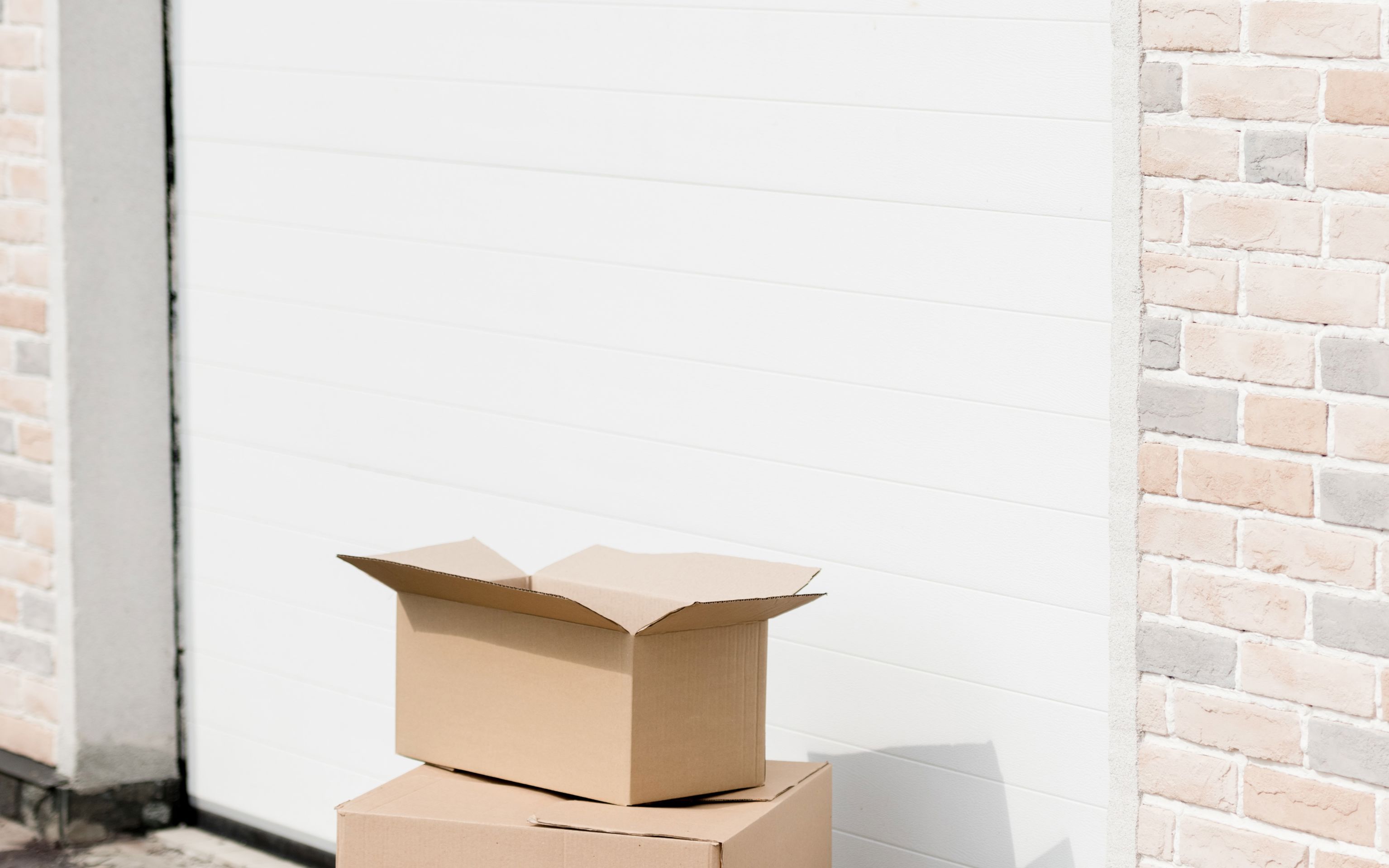 Billede af flyttekasser foran garageport