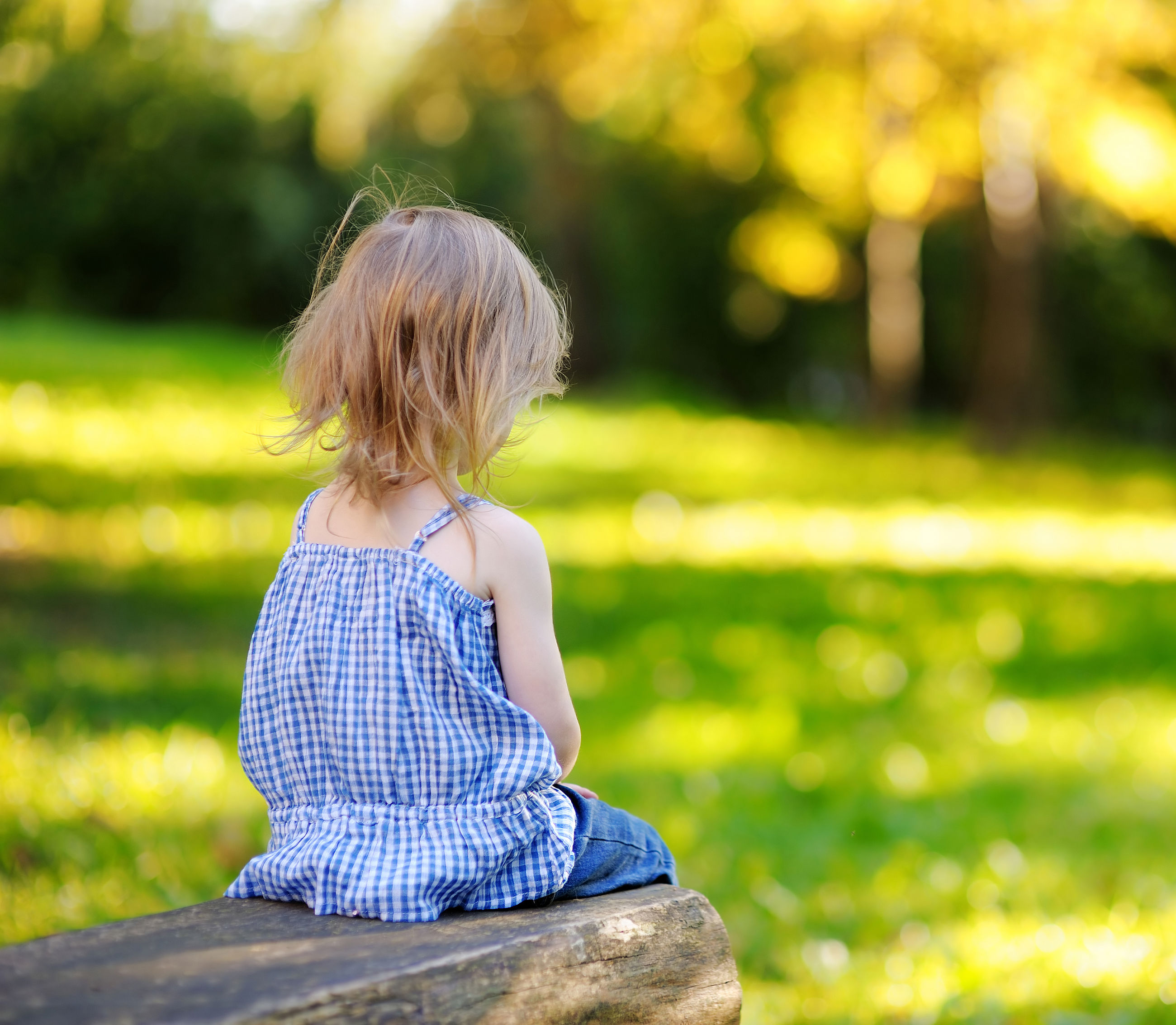 Del din bekymring - pige set bagfra