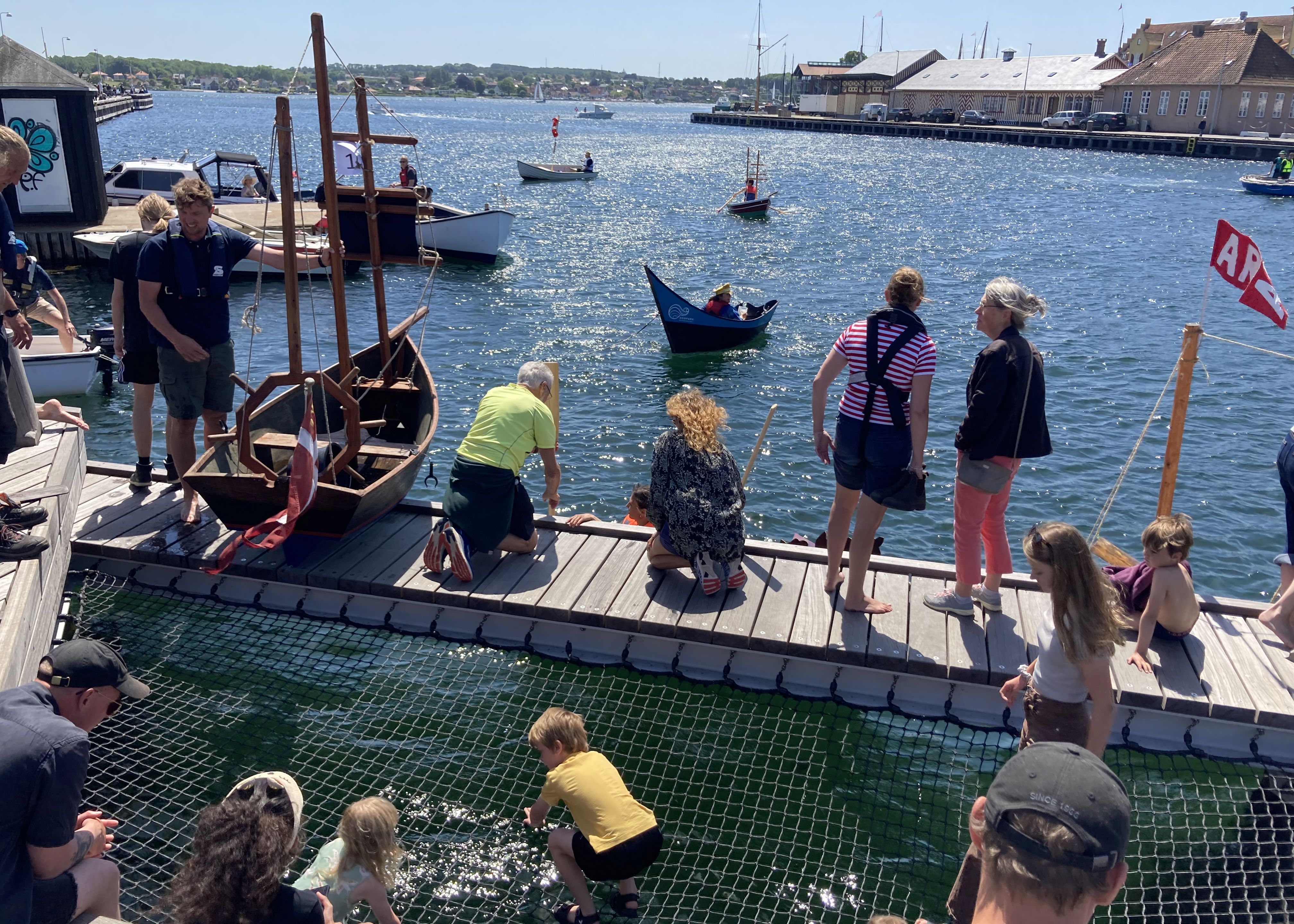 Jolleregatte Og Børn På Broer