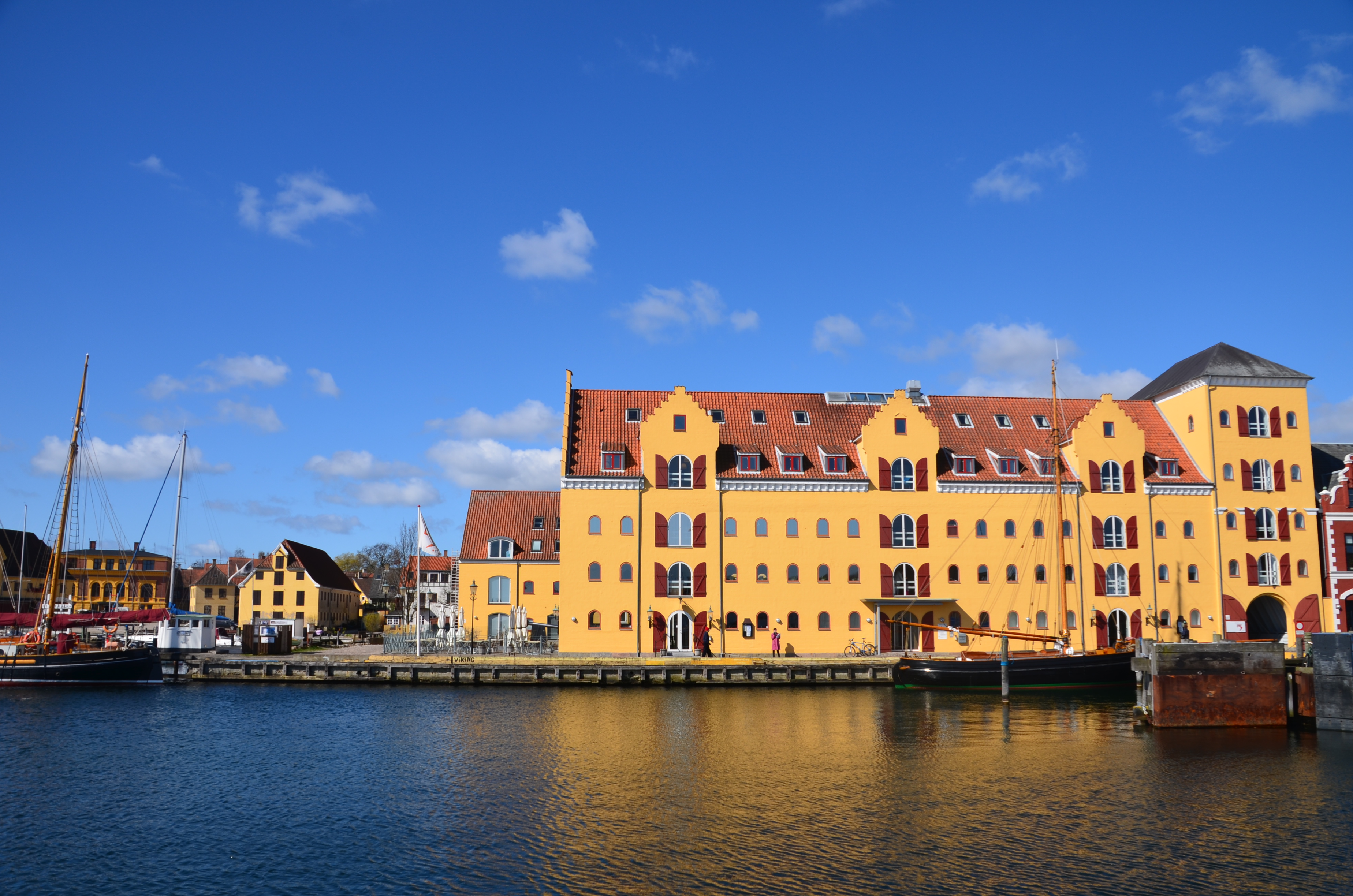 Gult pakhus bygning som er moderniseret til kontor og bolig