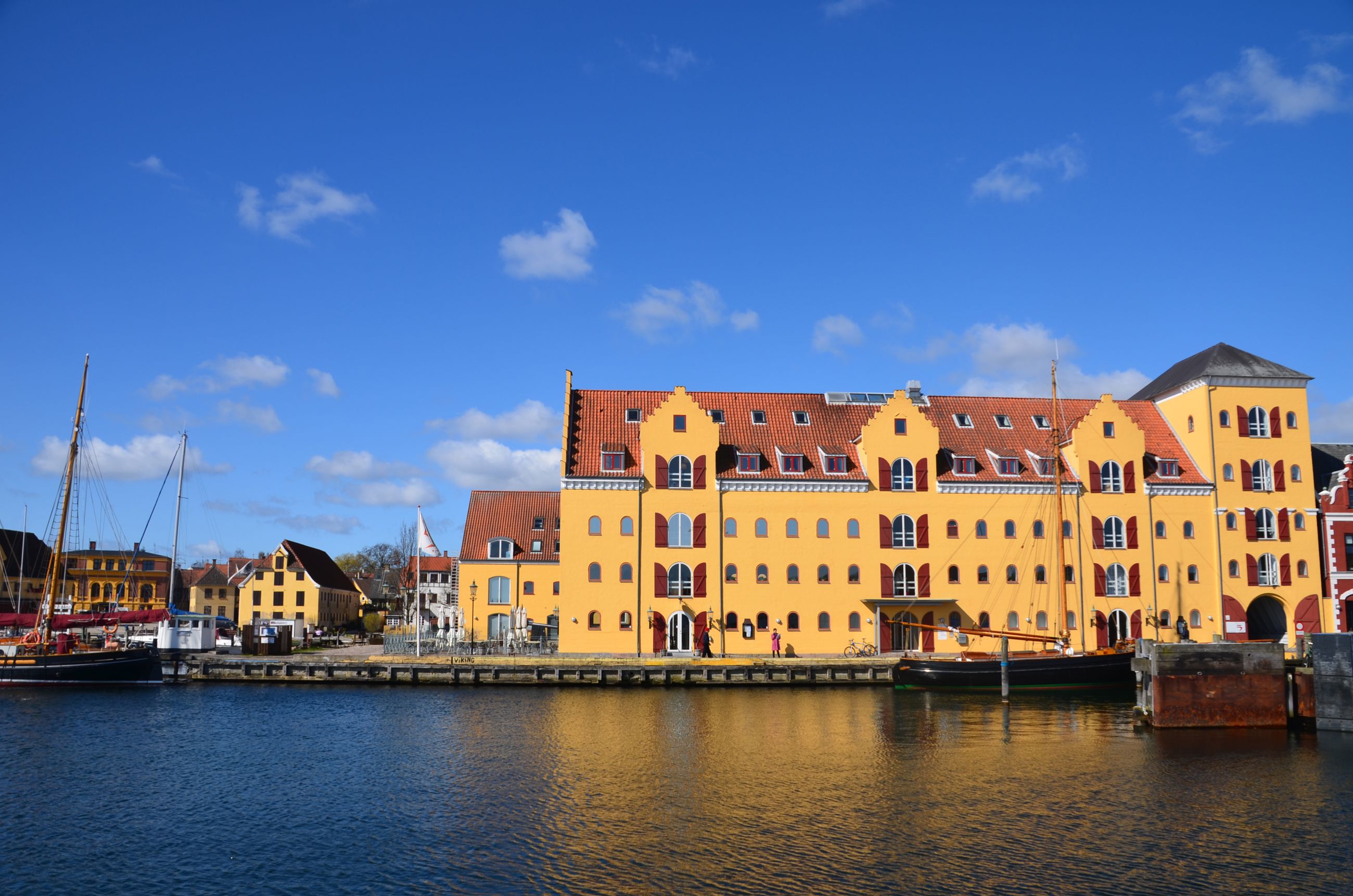 Gult pakhus bygning som er moderniseret til kontor og bolig