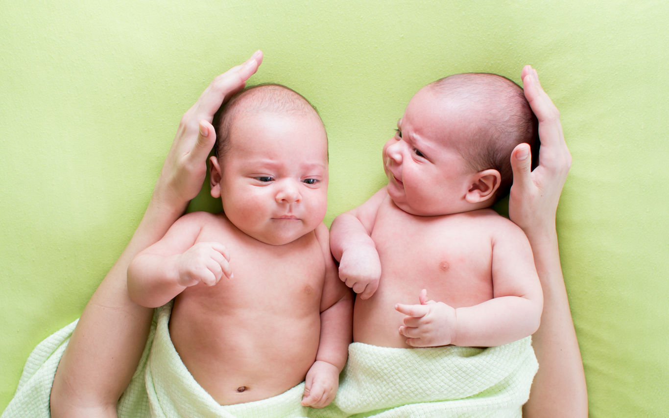 To babyer / tvillinger