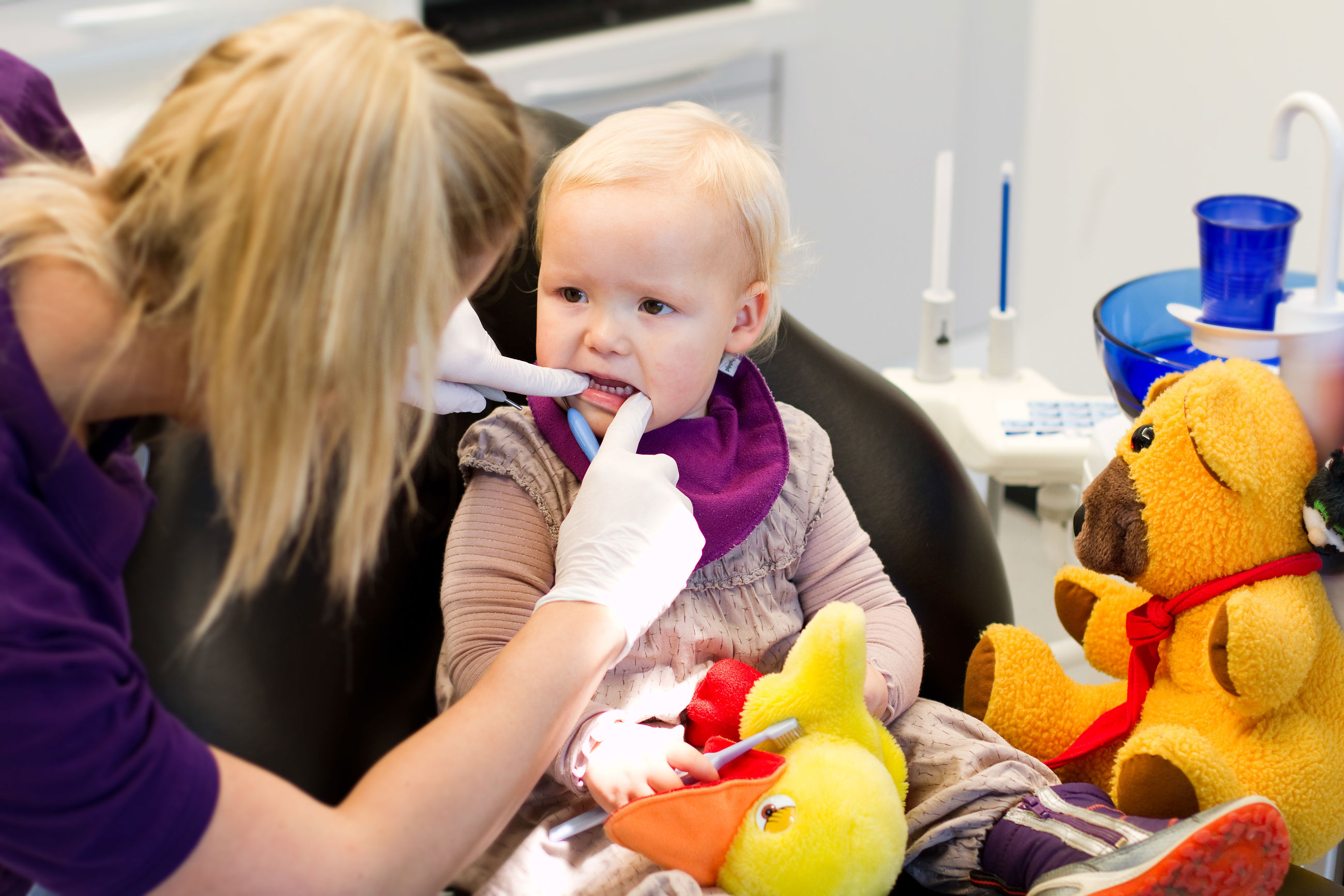Lille barn ved tandlægen.