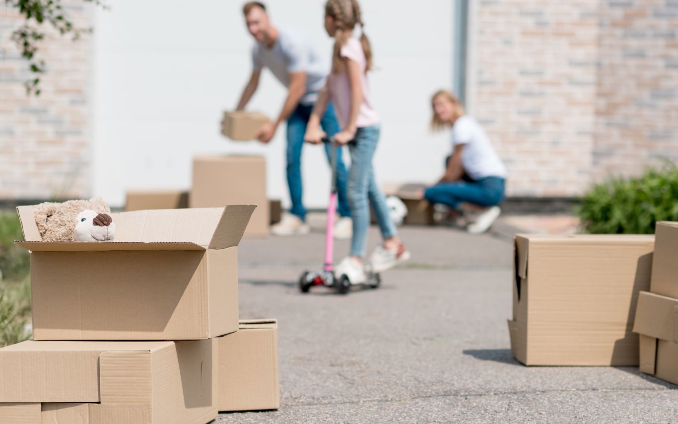 Familie med flyttekasser