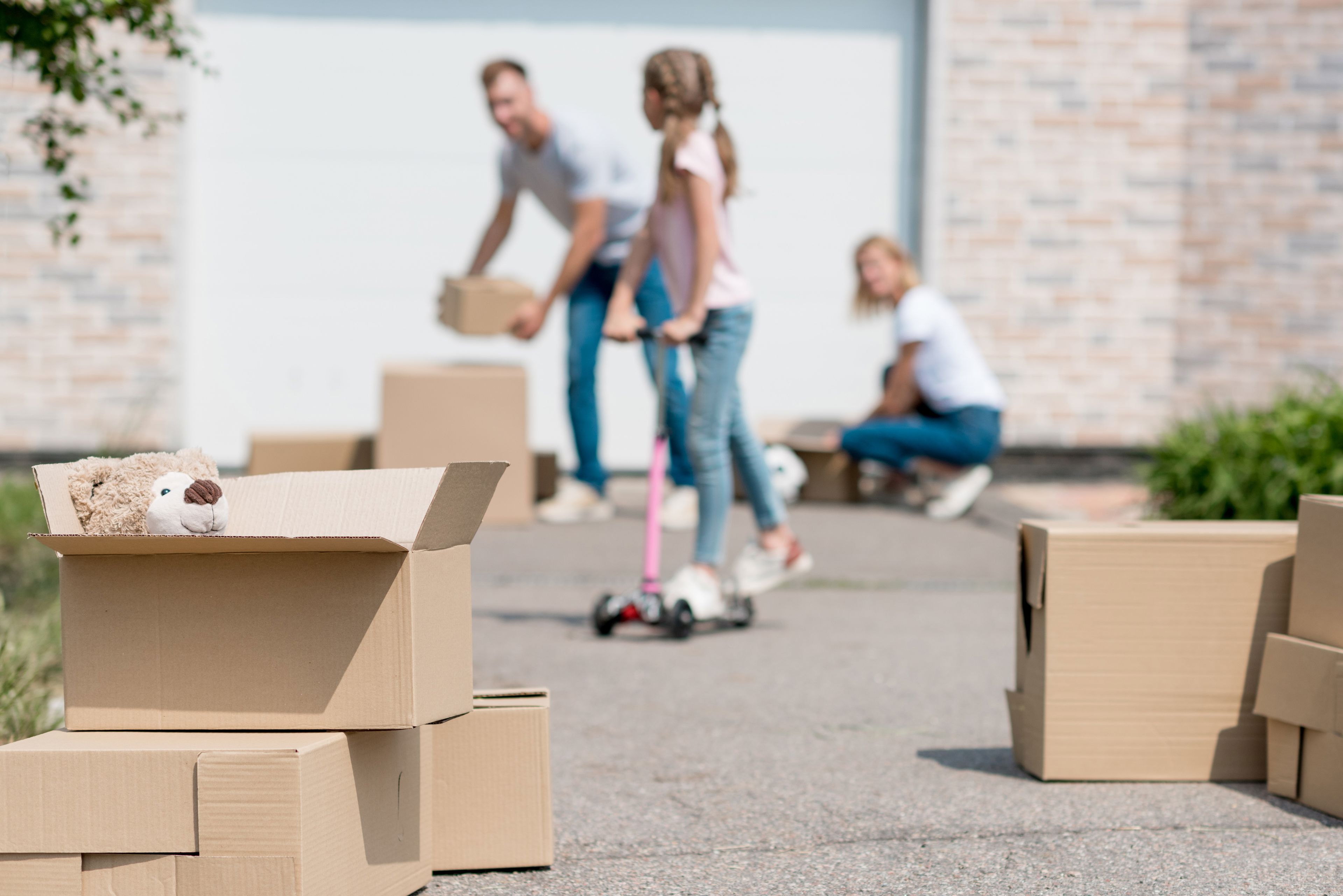 Familie med flyttekasser