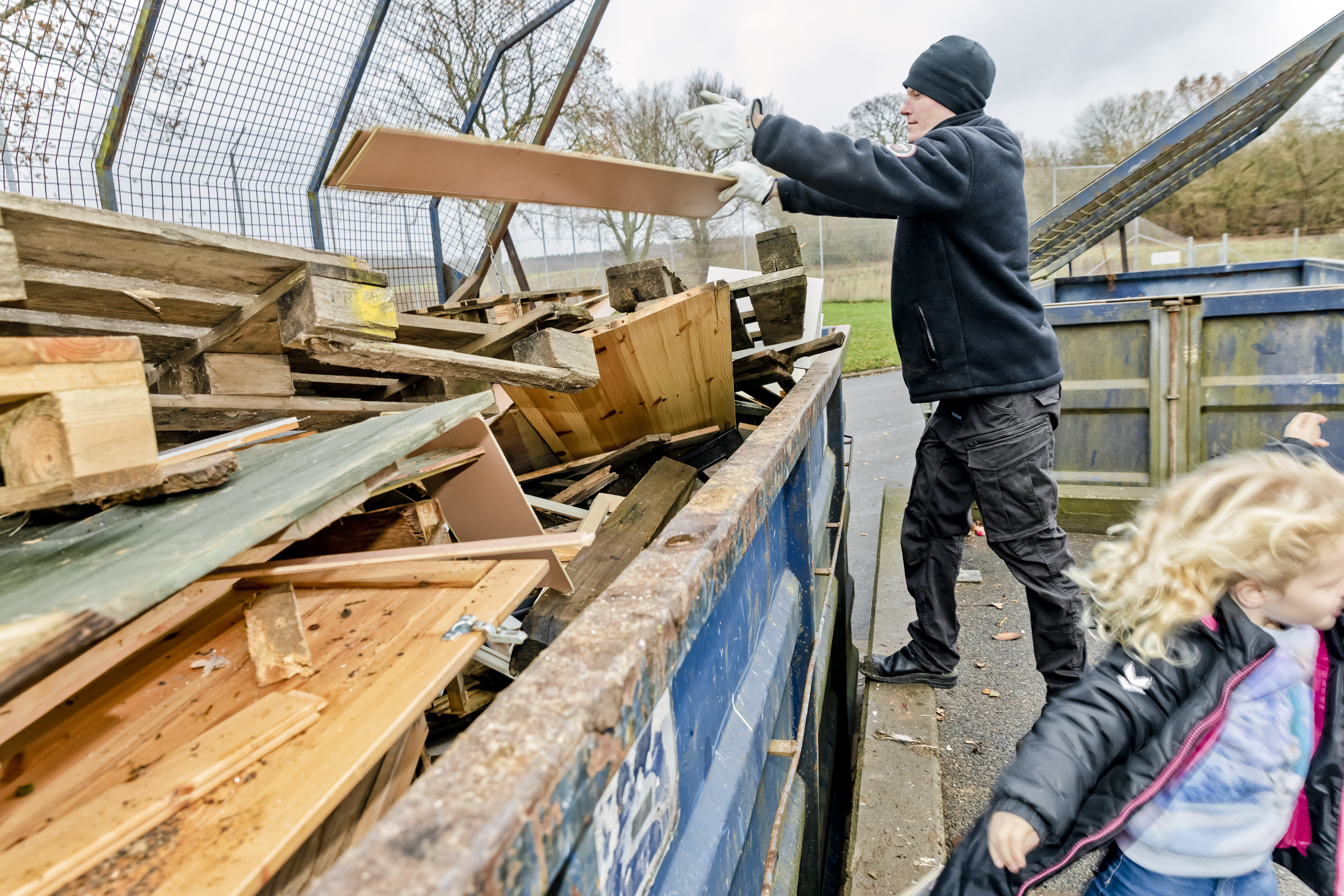 Genbrugsstationen - mand smider træ til genbrug