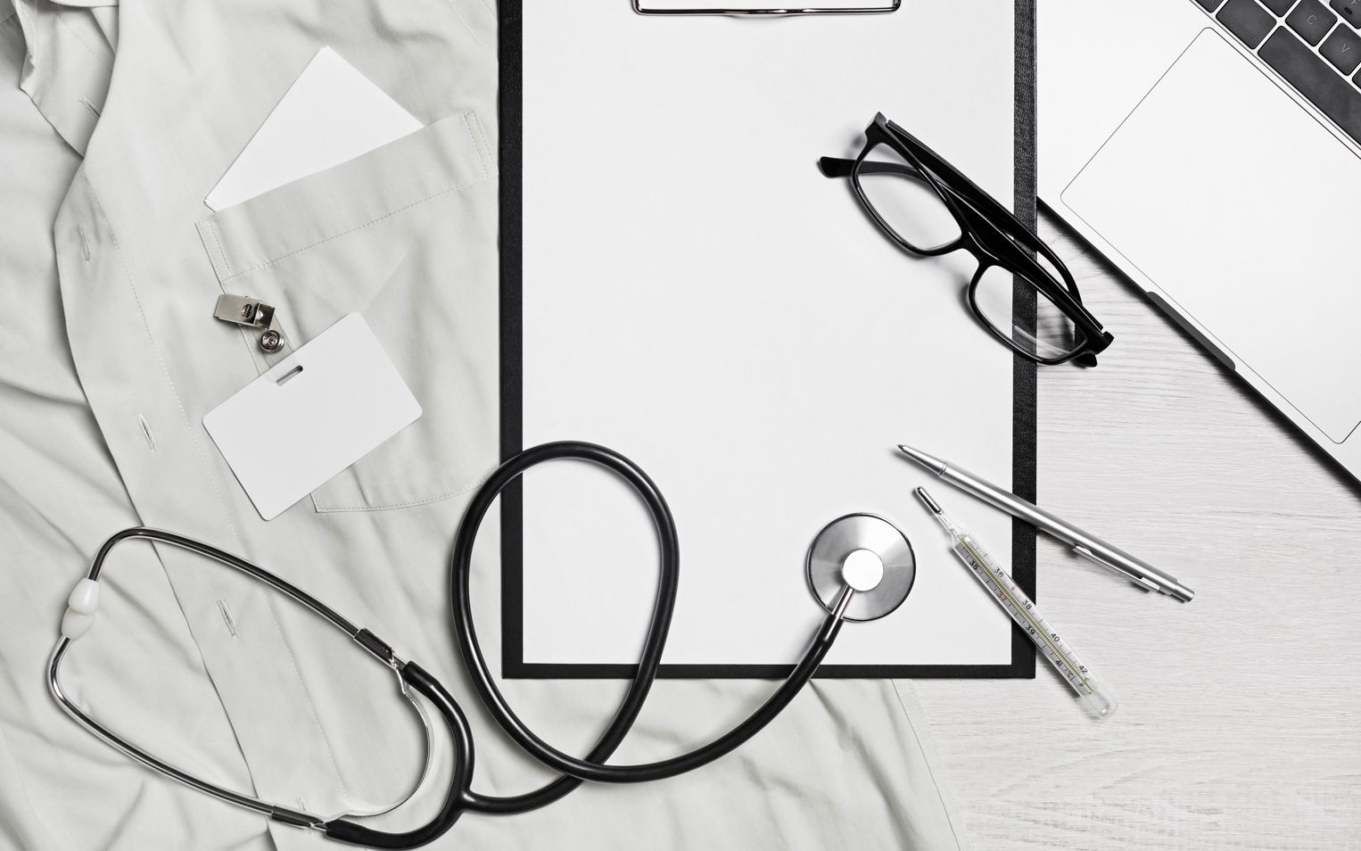 Kittel, termometer, id-kort og stetoskop