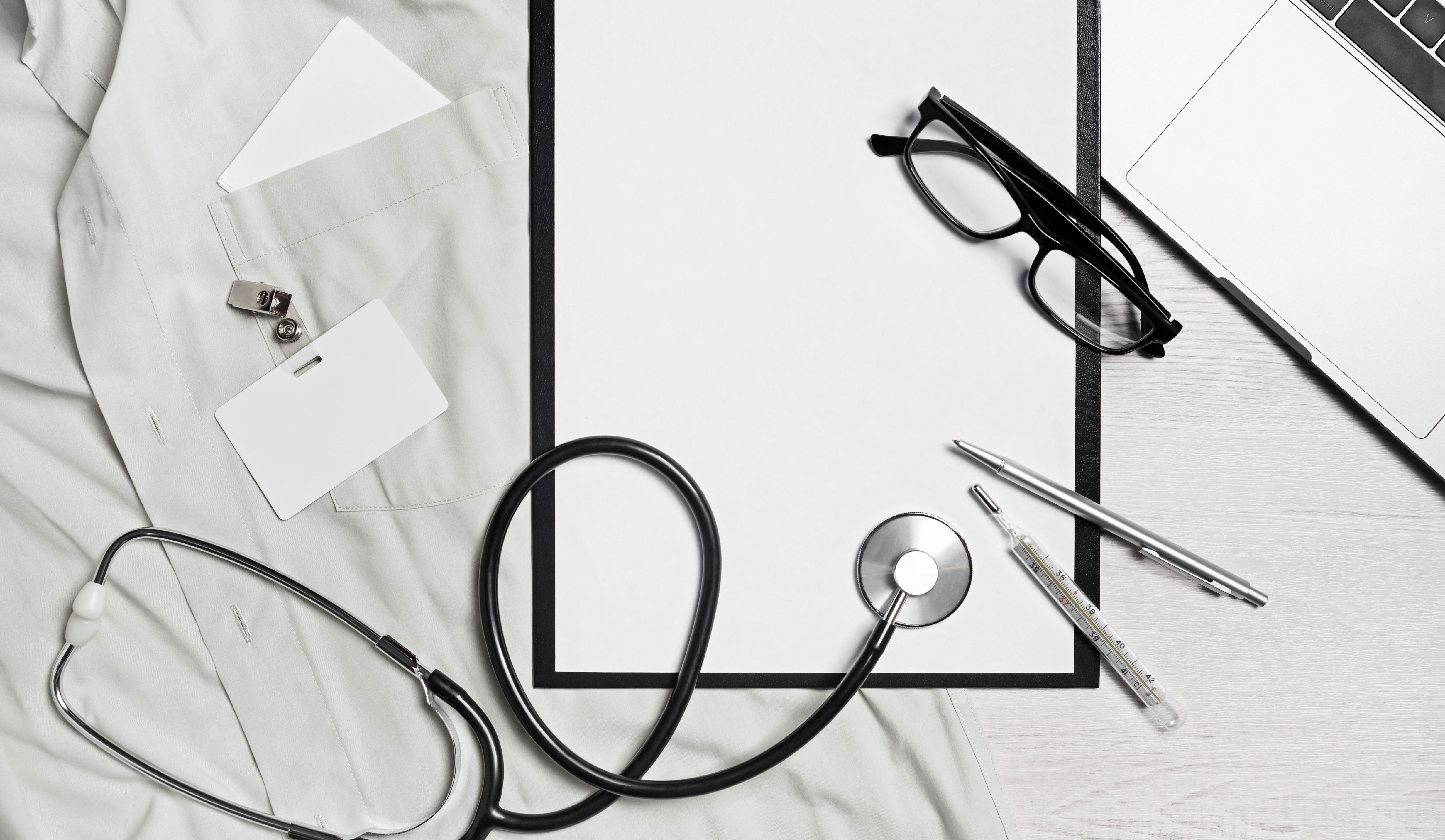 Kittel, termometer, id-kort og stetoskop
